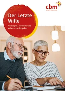 Titelseite des CBM Magazins mit einem älteren Paar das gemeinsam am Schreibtisch sitzt und den gemeinsamen Nachlass regelt